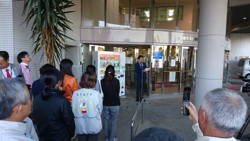 〘お知らせ〙九州初！日南市がタイガーマスク基金の自動販売機を設置